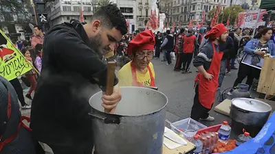 Protestas en la Ciudad: nueva jornada de cortes de calle y ollas populares contra la crisis económica Protestas en la Ciudad: nueva jornada de cortes de calle y ollas populares contra la crisis económica