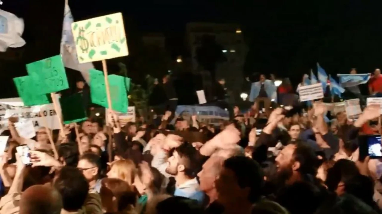 El canto de manifestantes en Tribunales contra Stornelli: "Andá a..."