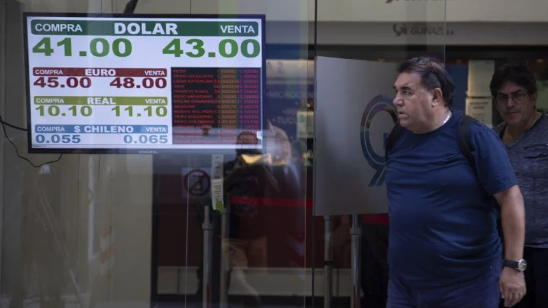 Marzo arrancó con todo, con suba del dólar y caída de los bonos