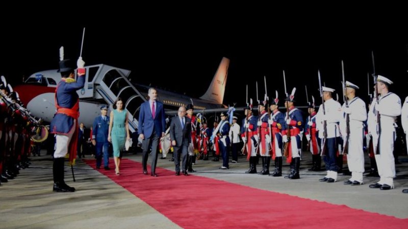 Otro papelón diplomático: dejaron "colgados" a los reyes de España una hora en el avión