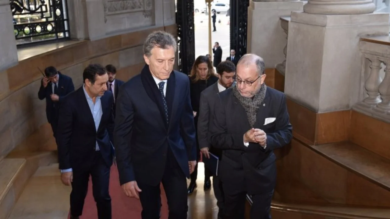 Por el papelón con el avión de los Reyes de España, renunció un funcionario de Jorge Faurie