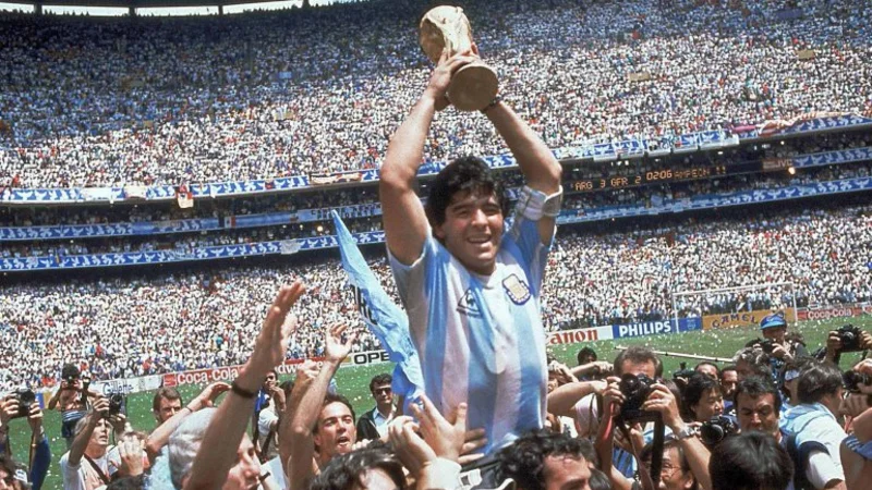Ahora Fernando Iglesias le quiere dar una lección a Maradona sobre la Selección
