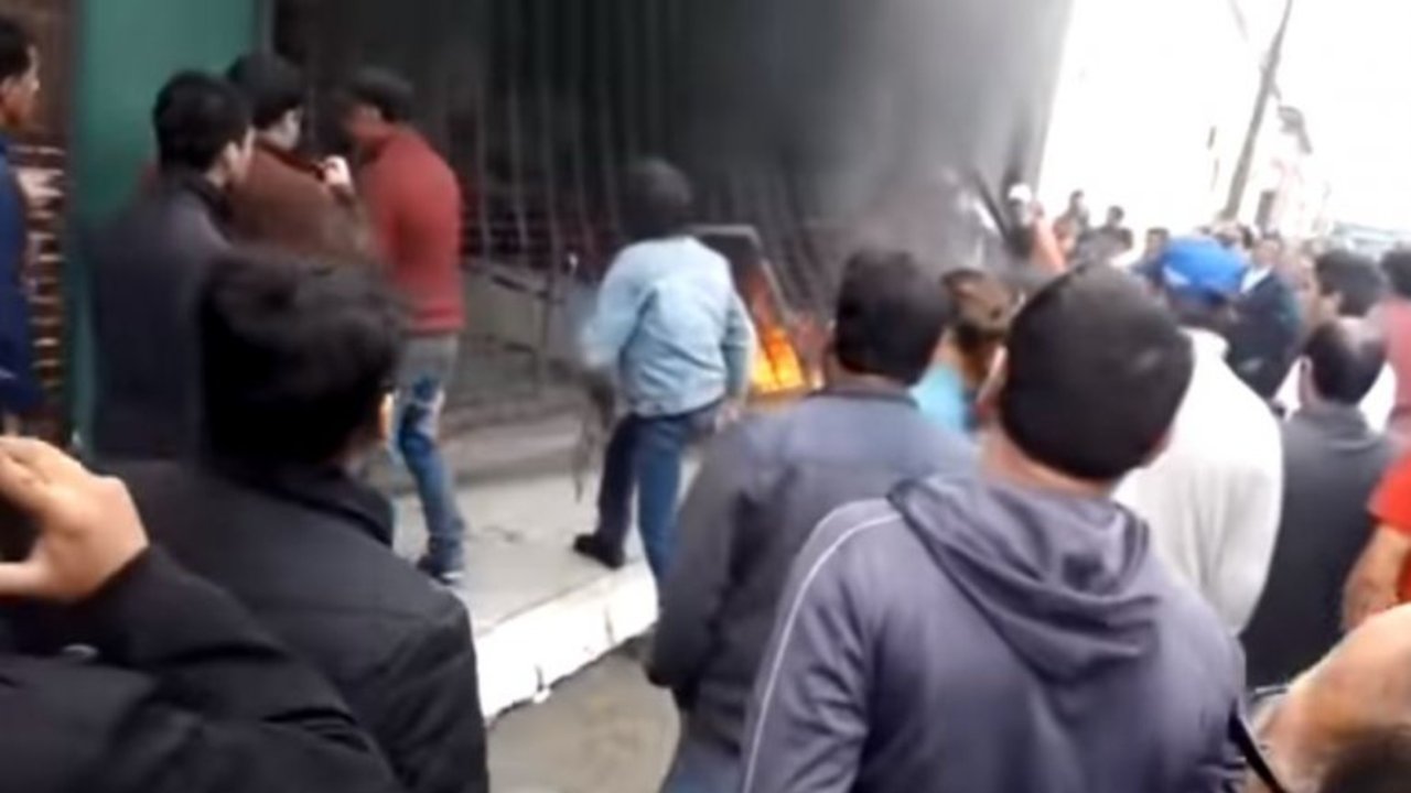 Tucumán: por el tarifazo de luz, usuarios prendieron fuego la empresa de energía