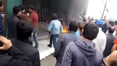 Tucumán: por el tarifazo de luz, usuarios prendieron fuego la empresa de energía Tucumán: por el tarifazo de luz, usuarios prendieron fuego la empresa de energía