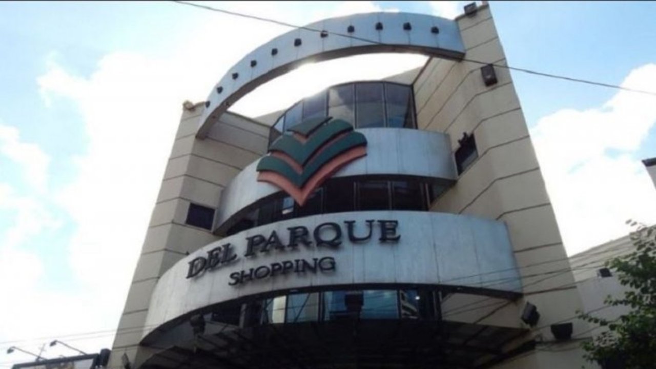 Cierra el shopping de Villa del Parque y los trabajadores se enteran por los medios