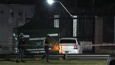 Tiroteo entre policías de la Bonaerense y la Federal termina con un muerto y dos heridos Tiroteo entre policías de la Bonaerense y la Federal termina con un muerto y dos heridos