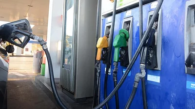 Suben 15 centavos las naftas por el impuesto a los combustibles Suben 15 centavos las naftas por el impuesto a los combustibles