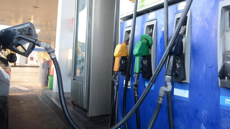 Suben 15 centavos las naftas por el impuesto a los combustibles