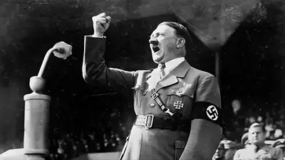 Hitler en Argentina: tras el fenómeno de Hunters, cinco películas con cazadores de nazis que hay que ver Hitler en Argentina: tras el fenómeno de Hunters, cinco películas con cazadores de nazis que hay que ver