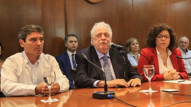 Ginés confirmó la llegada de médicos cubanos a la Argentina