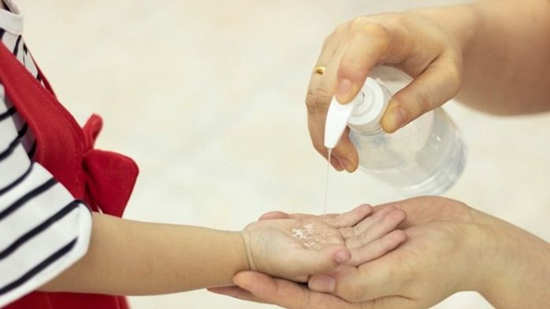 Coronavirus: el alcohol en gel aumentó casi un 50% y el Gobierno dispuso retrotraer precios