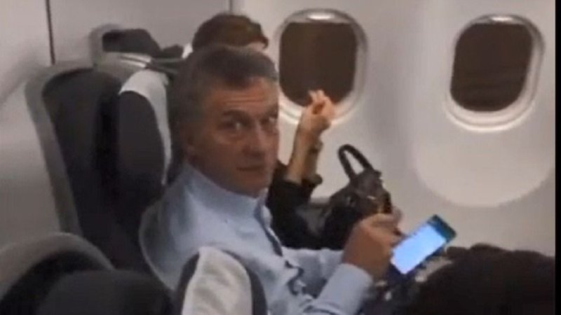 Tras el pedido para entregar su teléfono, Macri huyó a París con toda su familia