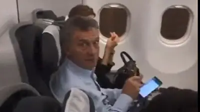 Tras el pedido para entregar su teléfono, Macri huyó a París con toda su familia Tras el pedido para entregar su teléfono, Macri huyó a París con toda su familia
