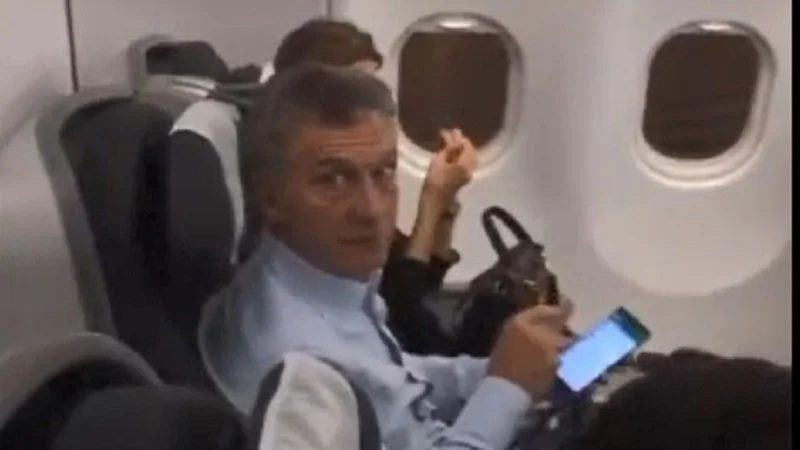Tras el pedido para entregar su teléfono, Macri huyó a París con toda su familia