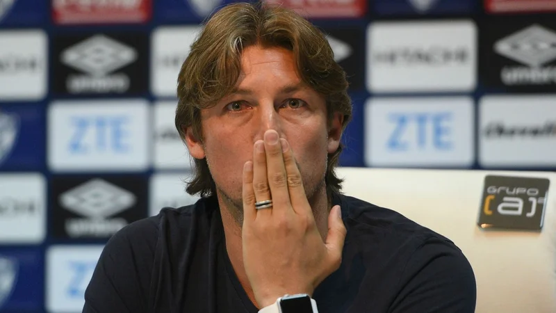 Video: al borde del llanto, Gabriel Heinze anunció su renuncia como DT de Vélez