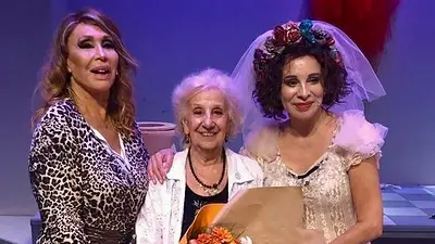Estela de Carlotto visitó a Moria Casán y a Nacha Guevara en el teatro y fue homenajeada Estela de Carlotto visitó a Moria Casán y a Nacha Guevara en el teatro y fue homenajeada