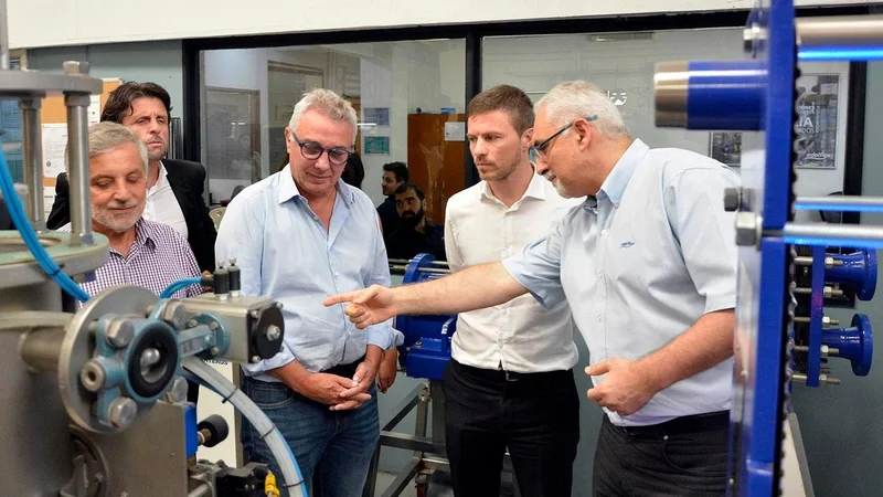 Julio Zamora recibió a Augusto Costa y mantuvieron una reunión con pymes