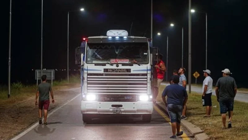 Sojeros M paran camiones en la ruta y les revisan la carga 