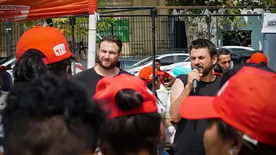 Grabois le apuntó a los Sojeros M en una feria de alimentos frente a la Sociedad Rural Grabois le apuntó a los Sojeros M en una feria de alimentos frente a la Sociedad Rural