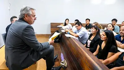 Alberto Fernández fue a la Facultad de Derecho a dar clases Alberto Fernández fue a la Facultad de Derecho a dar clases