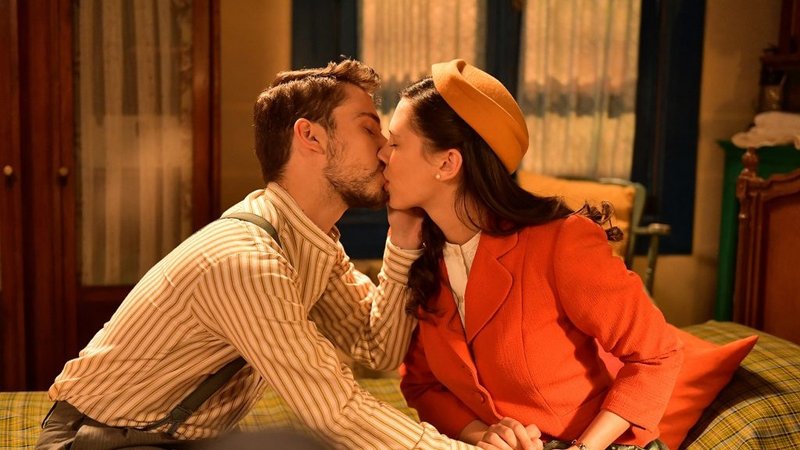 El coronavirus llega a la televisión: ¿Se terminan los besos?