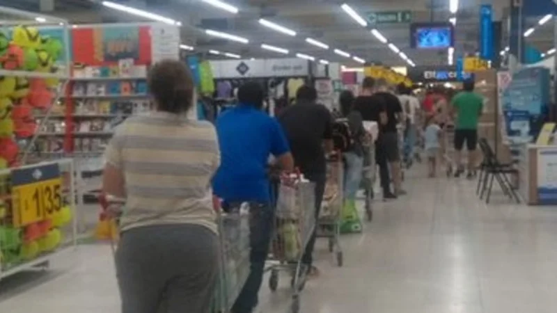 Coronavirus: supermercados llenos ante eventuales medidas