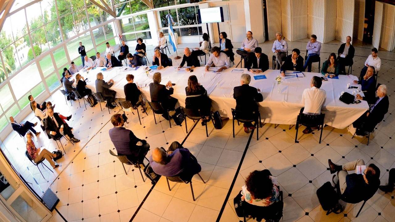 Coronavirus: comenzó reunión clave que definirá qué pasa con el transporte y el home office 