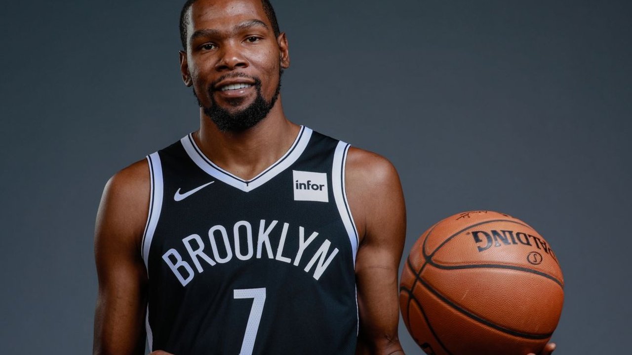 La estrellade la NBA Kevin Durant y tres compañeros de los Brooklyn Nets tienen coronavirus