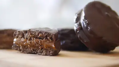 La Anmat prohibió un alfajor, una yerba y un choclo enlatado La Anmat prohibió un alfajor, una yerba y un choclo enlatado
