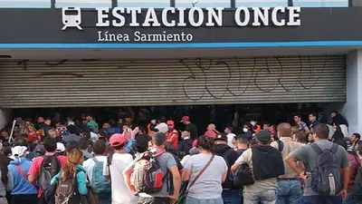 Hacinamiento y caos total en la estación de Once: miles de personas quieren subir al tren pese al coronavirus Hacinamiento y caos total en la estación de Once: miles de personas quieren subir al tren pese al coronavirus