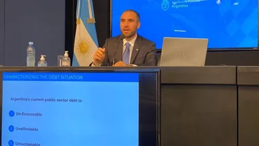 En cruce con bonistas, Guzmán detalló la "deuda insostenible"