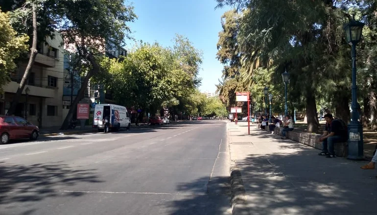 Mendoza: ocho detenciones y mayoristas llenos de gente