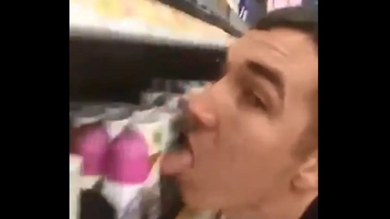 Coronavirus: detuvieron a un hombre que se filmó lamiendo productos en un supermercado