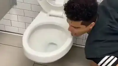 Lamió un inodoro por un reto viral y tiene coronavirus Lamió un inodoro por un reto viral y tiene coronavirus