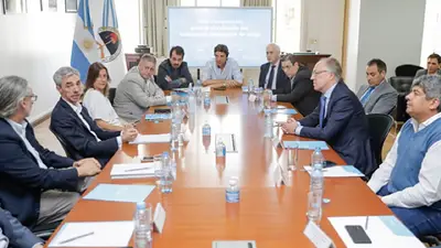 El Gobierno firmó un compromiso con YPF y representantes de transportes de cargas El Gobierno firmó un compromiso con YPF y representantes de transportes de cargas