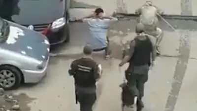 Separan a tres gendarmes por maltratar jóvenes en la villa 1-11-14 que violaban la cuarentena Separan a tres gendarmes por maltratar jóvenes en la villa 1-11-14 que violaban la cuarentena