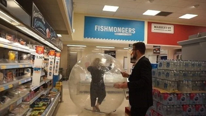Insólito: una mujer quiso hacer las compras en una pelota inflable gigante