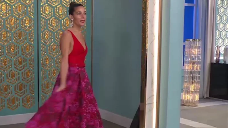 El Trece: El blooper de Juana Viale mientras conducía La Noche de Mirtha