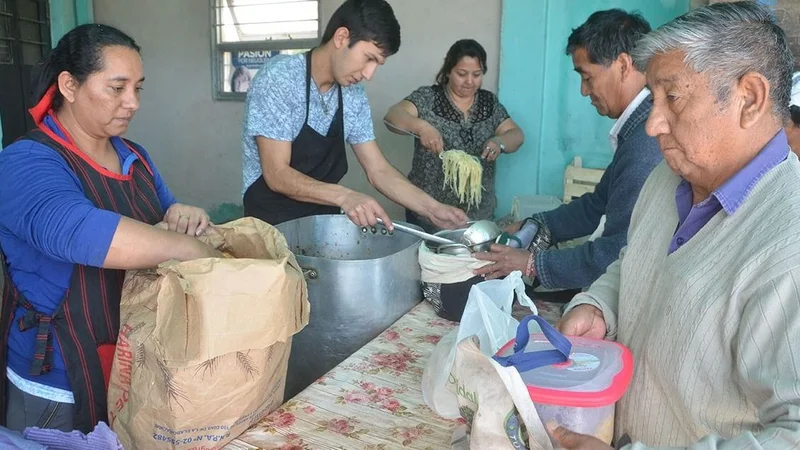 Lo que no se ve de la pandemia: los héroes y las heroínas que entregan comida durante la cuarentena