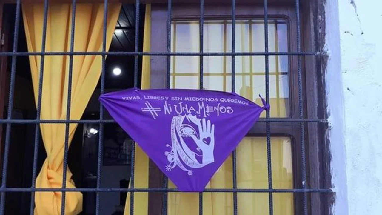 Cuarentena: los balcones tronaron contra los femicidios en Argentina