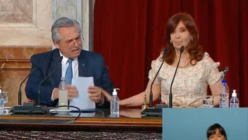 Los memes por el gesto de Cristina en el Congreso: "Basta, Alberto"