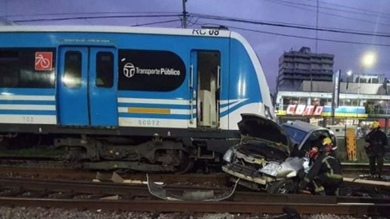 Un tren chocó a un auto en Ramos Mejía
