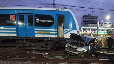 Un tren chocó a un auto en Ramos Mejía Un tren chocó a un auto en Ramos Mejía