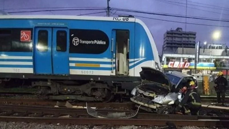 Un tren chocó a un auto en Ramos Mejía