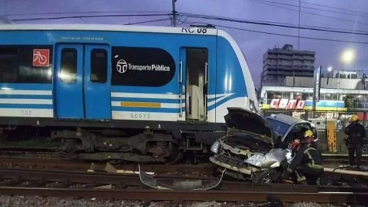 Un tren chocó a un auto en Ramos Mejía