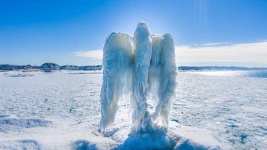 El misterioso "ángel de hielo" que apareció en un lago de Estados Unidos