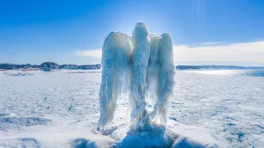 El misterioso "ángel de hielo" que apareció en un lago de Estados Unidos