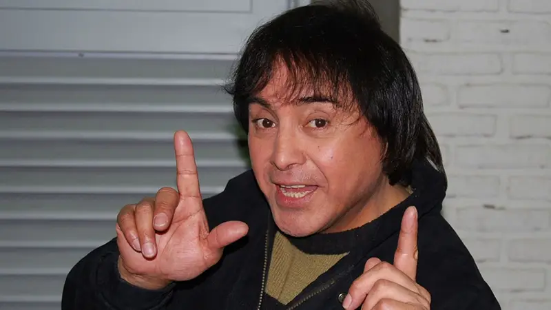 Ricky Maravilla se dio la vacuna contra el COVID-19.