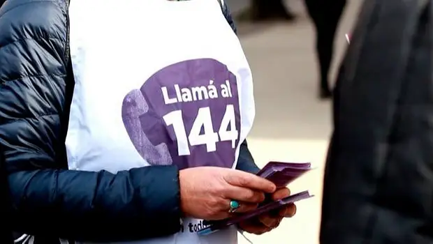 La línea 144 por dentro, las mujeres detrás del teléfono | 8m