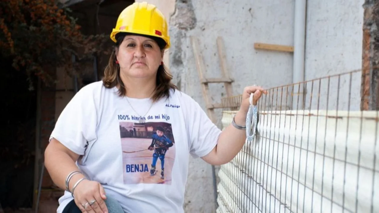 A los 19 construyó su casa y ahora lidera una cooperativa de albañiles